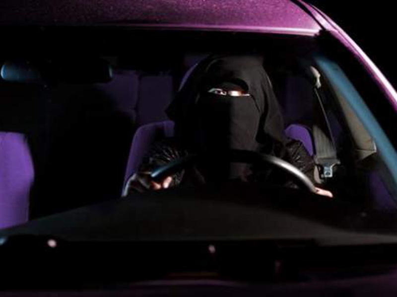 امرأة تدهس رجلاً بسيارتها في السعودية